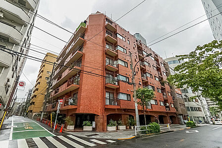 1978年に竣工した、ヴィンテージ感漂う赤レンガ調の外観。「新宿の利便性」と「御苑の自然」が手に入るヴィンテージマンションの一室を、現代の暮らしにフィットするようにフルリノベーションしました。