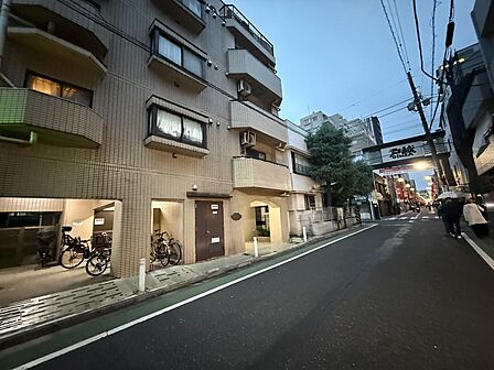 マンション目の前の通りを進むと、下町の雰囲気が漂う「戸越銀座商店街」が。さらに複合商業施設が駅前にある「大崎」「大井町」などもほど近く、交通・生活利便性を求める方にとってもおすすめの立地ですよ♪