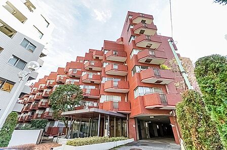 1978年築、全109戸と大型で、雁行したフォルムが特徴です。本来の外観は煉瓦色のヴィンテージマンション。