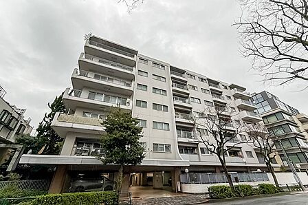 1971年竣工、総戸数34戸。東京メトロ銀座線・千代田線・半蔵門線が利用可能な「表参道」駅から徒歩7分、さらに「乃木坂」駅（徒歩9分）や「外苑前」駅（徒歩13分）も利用できます。