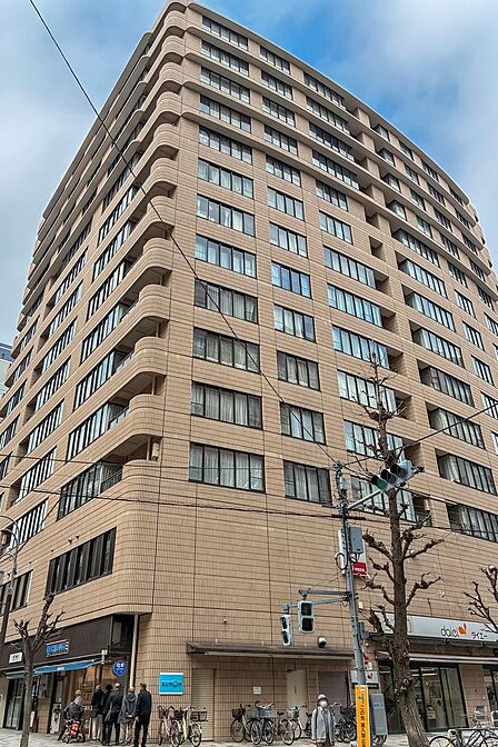1990年竣工、総戸数106戸の大規模マンション。1階には日々のお買い物に便利な24時間営業のスーパー、ほか事務所や塾などが入居しています。