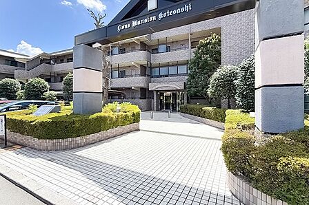 最寄りの西武池袋線「小手指」駅から「ハナミズキ通り」を抜けた先に佇む、1991年竣工のマンション。