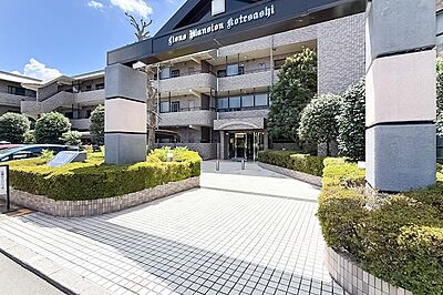 外観:最寄りの西武池袋線「小手指」駅から「ハナミズキ通り」を抜けた先に佇む、1991年竣工のマンション。 外観:最寄りの西武池袋線「小手指」駅から「ハナミズキ通り」を抜けた先に佇む、1991年竣工のマンション。