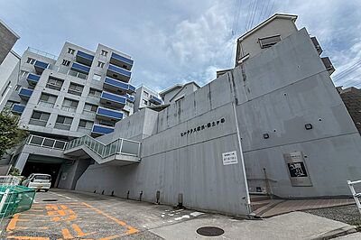 外観:1997年竣工・2棟構成、総戸数137戸の高台に建つマンション。今回ご紹介する住戸がある棟は76戸で、建物が段々とずれるように配置された「雁行型」のフォルムが特徴です。ペットの飼育が可能!(細則あり) 外観:1997年竣工・2棟構成、総戸数137戸の高台に建つマンション。今回ご紹介する住戸がある棟は76戸で、建物が段々とずれるように配置された「雁行型」のフォルムが特徴です。ペットの飼育が可能!(細則あり)