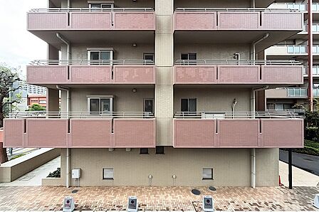 サブバルコニーからの眺望/目の前はマンション内の別棟があるため、景色の抜けはありませんが補助的なバルコニーとして、お使いいただけます。