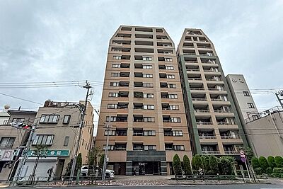 外観：大通り沿いに建つ2004年竣工、地上14階建ての建物。まだまだ新しさを感じる佇まいです。細則はありますが、ペットを2匹まで飼育可能！ 徒歩5分の「大横川親水公園」が日々のお散歩コースにぴったりです。