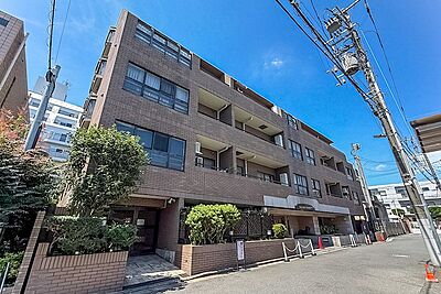 外観：都営三田線「千石」駅から徒歩10分の場所に位置する、1994年竣工のマンション。東京メトロ丸ノ内線「茗荷谷」駅からも徒歩14分でアクセスが可能です。