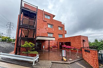 外観：赤いレンガタイル貼りが目印のマンション。2023年には大規模修繕工事を実施しており、レトロな雰囲気を保ちつつも、きれいに維持・管理されている印象です。