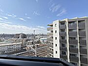 最上階・角部屋なので眺望良好です！線路は近いですが防音サッシュと複層ガラスが採用されているので室内はとても静かです！