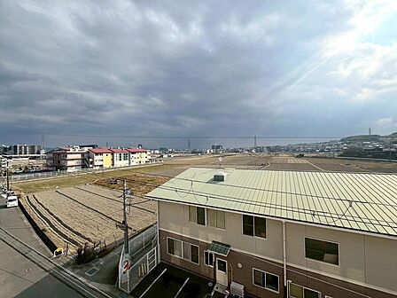 【眺望】視界を遮る建物が少なく、空と街並みを望む開放的な眺望。四季や時間帯ごとの景色を楽しめます!