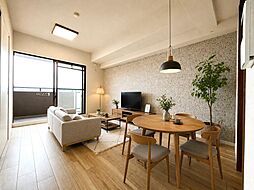 【リビング】9階部分で風通しの良い快適な住まい。リビングは家族が自然と集まる心地良い空間に。※本画像は実際の写真にCG加工を加えたもので実際とは異なります。現地（2026年7月）撮影