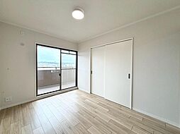 【洋室】バルコニーに面した明るい洋室。引き戸を開放すればリビングと一体利用でき、より広々とした空間が広がります。現地（2026年3月）撮影