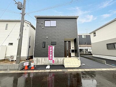 外観:完成しました! 即日ご案内可能です! 写真では伝わりきらない、光と風の通り道をぜひ現地でご体感ください。 外観:完成しました! 即日ご案内可能です! 写真では伝わりきらない、光と風の通り道をぜひ現地でご体感ください。