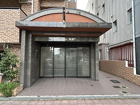 【マンション入口】中心市街地に近い人気の橘通りエリアです。この街並みに呼応しながらも存在感のある建築デザインは、この街に相応しいです。マンションの入口が外側から見えにくい構造となっています!