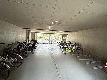 【駐輪場・バイク置き場】敷地内に190台分の駐輪スペースとバイク置き場があり、十分なスペースを確保しています！■駐輪場⇒100円/月■原付⇒200円/月■自動二輪⇒400円/月