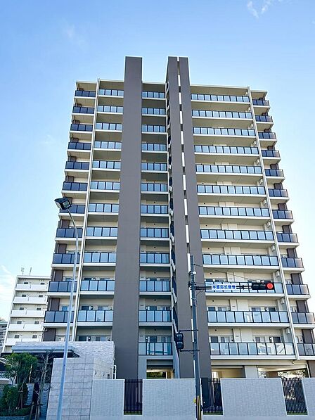 【外観】端正でシャープなその佇まいは、松橋エリアに存在感を放っています。交通の利便性も良く、市役所や中心市街にも近い松橋エリアです。スーパー(鮮ど市場)まで450m、セブンイレブンまで110m!