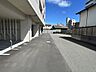 その他：【駐車場】敷地内に平置き駐車場を完備。ワンボックス車等の背の高い車も駐車可能です。出入りしやすい平置き駐車場。金額は、３５００円〜８０００円となります！