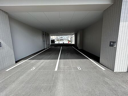 【駐車場】敷地内に屋根付き平置き駐車場2台分あり(承継可)。出入りしやすい平置き駐車場の区画です。