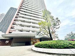 住む人を映し出す洗練された佇まいは、いつまでも輝き続けながらいつしか街の風景に溶け込んでいきます。