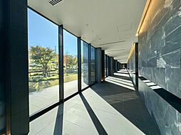 いくつかの種類の石と、木質系の素材が創出する雰囲気は、現代的な「和」の風情を感じさせます。
