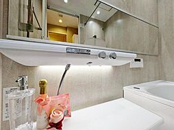 十分な大きさの洗面台は収納もさる事ながら、身だしなみチェックや歯磨きなど、朝の慌ただしい時間でもホテルライクなスペースで余裕とゆとりを感じて頂けます。