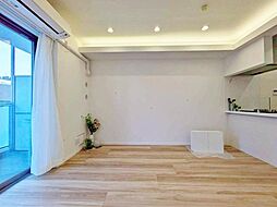 「LDKは家族だんらんをデザイン」。広いLDKでは家族が集まり一緒の時間がすごせる工夫がされております。何気ない一日の当たり前のひとコマがいつか一生の宝物になります。