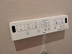 日本を訪れた外国の方で「使ってみて驚いた」と仰る方の多い、ウォシュレット。おしりを優しく洗ってくれるだけではなく、パワー脱臭機能なども備え、快適な空間を創出する機能もございます。