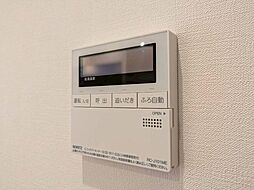 お風呂場と台所に操作リモコンがあり、キッチン近くにある給湯リモコンは、お料理の最中でもリビングで寛いでいるなかでもボタン一つで簡単に沸かせて便利ですね。