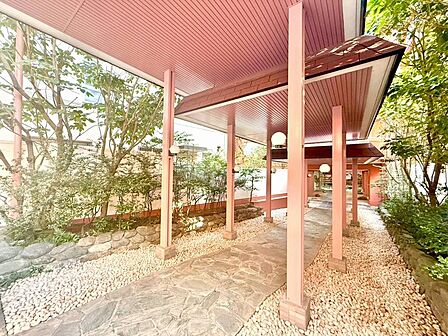 住まいに相応しい品格。住まう方々の誇りと愛着を育むアプローチのグランドエントランス。
