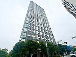 その邸が魅せる、気品・上質・重厚感・細やかさ、そのすべては訪れた者に安らぎと品性を与える特別な空間です。ここに住むからこそ意味がある。すべての（始まり）をここから迎えます。