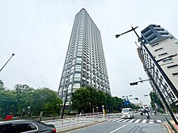 輝かしい未来を予感させる、立体的な造形とガラスのマテリアルが織りなすシャープな表情は、美しく誇り高い存在感を物語ります。