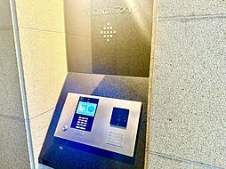 オートロックが有るか無いかで防犯性に大きな違いがあります。エントランスと玄関の二か所での防犯は空き巣や不審者だけでなく、訪問販売などもシャットアウト出来ます。