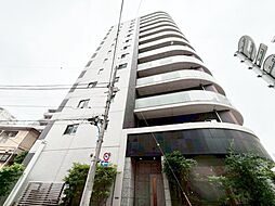 その邸が魅せる、気品・上質・重厚感・細やかさ、そのすべては訪れた者に安らぎと品性を与える特別な空間です。ここに住むからこそ意味がある。すべての（始まり）をここから迎えます。