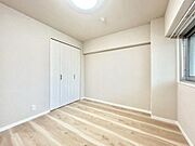 お子様の心と身体を見守る子供部屋として、思春期のプライバシーを重視したり、成長に合わせて机やベットを自由にレイアウトできるようにと、小さな自立心を育むお部屋作りを見越してご覧下さい。