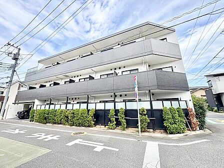 住まい探しは街探し。みんなが街探しのポイントにしているのは何。 第1位は過半数が支持した納得の 「交通の利便性」。続いて3割以上の人が「住環境」と「公園、緑地の充実」です。