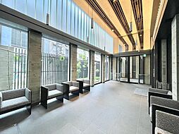 ホテルエントランスのような凛とした空間が存在しています。セキュリティーに守られている館内は静寂な中に、デザイナーの質感への拘りと四季折々の変化を感じることが出来る工夫がされております。