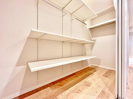 ウォークインクローゼットを完備。お子様のおもちゃやゴルフバックなど、大きなお荷物をお持ちの方や、季節物の家電製品やキャリーバック、お荷物が多い方でも安心のスペースです。