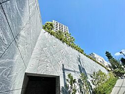 雨水が汚れを落としてくれる、特別なコーティングで造られた外壁を使用。アクセントには凹凸の美しさが印象的な重厚感のある外壁をセレクトしています。
