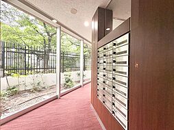 周辺に建ち並ぶ邸宅も、それぞれに個性がありながらも全体的に瀟洒な雰囲気を醸し出している邸宅街の一角。