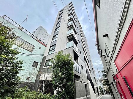その邸が魅せる、気品・上質・重厚感・細やかさ、そのすべては訪れた者に安らぎと品性を与える特別な空間です。ここに住むからこそ意味がある。すべての（始まり）をここから迎えます。