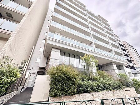 洗練されたデザインのマンション外観。明るい日差しが降り注ぐバルコニーは、家族の笑顔が溢れる空間を演出します。