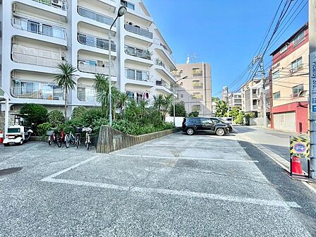 ゆったりとした駐車スペースを確保いたしましたので、大きめのお車でも駐車可能です。自転車やバイクなど、ゆとりのある敷地で置き場所に困ることはないでしょう。