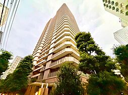 都市の空に映える、モダンなデザインの高層レジデンス。開放的なバルコニーは、家族で過ごす時間や子育て世代の多様なライフスタイルをサポートします。