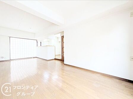 大きな窓付きのリビング。窓から差し込む日差しで、家族を温かく包み込みます
