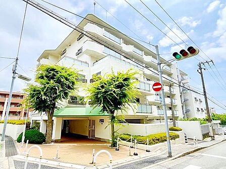 シンプルながらも存在感のあるマンションは洗練された印象を与え、住む人のセンスを引き立てます。白を基調とした外観は周囲の景観とも調和し、日々の生活に彩りを添えます