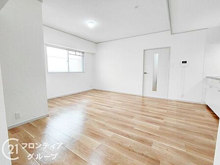リビングは、広々とした空間で、家族や友人との時間を楽しむのにぴったりです。快適な居住空間を提供します。