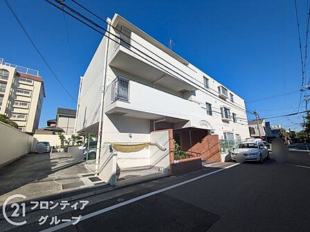 落ち着いた雰囲気の外観のマンションは周辺の雰囲気が調和されて住み心地が良さそうです。