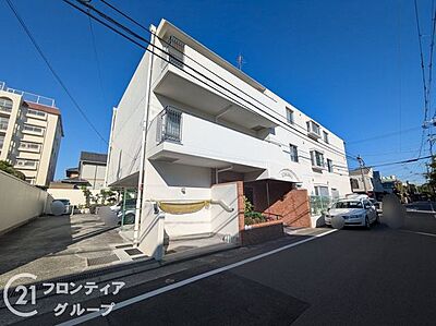 外観:落ち着いた雰囲気の外観のマンションは周辺の雰囲気が調和されて住み心地が良さそうです。 外観:落ち着いた雰囲気の外観のマンションは周辺の雰囲気が調和されて住み心地が良さそうです。