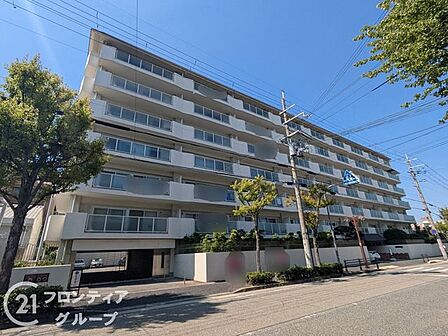 洗練されたデザインが目を引く外観は住まう方の誇りを満たしてくれます。都会的な洗練さと落ち着きが調和した佇まいは、帰宅するたびに上質な日常を感じさせてくれる特別な空間です