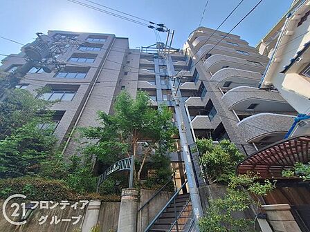 洗練された意匠が街並みに調和し、住まう方のステータスを象徴する佇まいです。青空に映えるその存在感は、帰宅するたびに心地よい誇りと安心感を与えてくれます